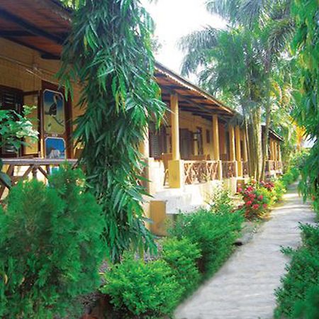Rainbow Safari Resort Sauraha Exterior photo